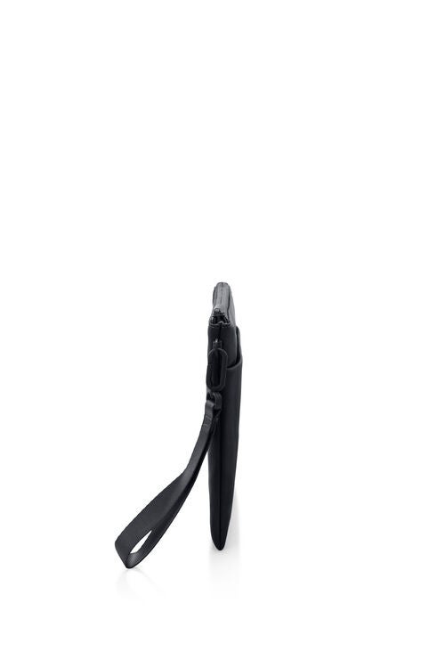 TRAVEL ESSENTIALS WRISTLET W.CARD SLOTS