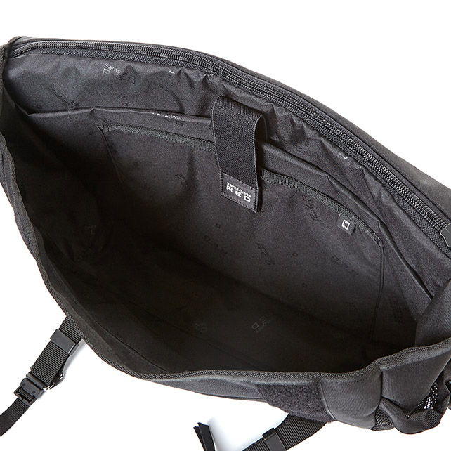 VICKSON MESSENGER BAG